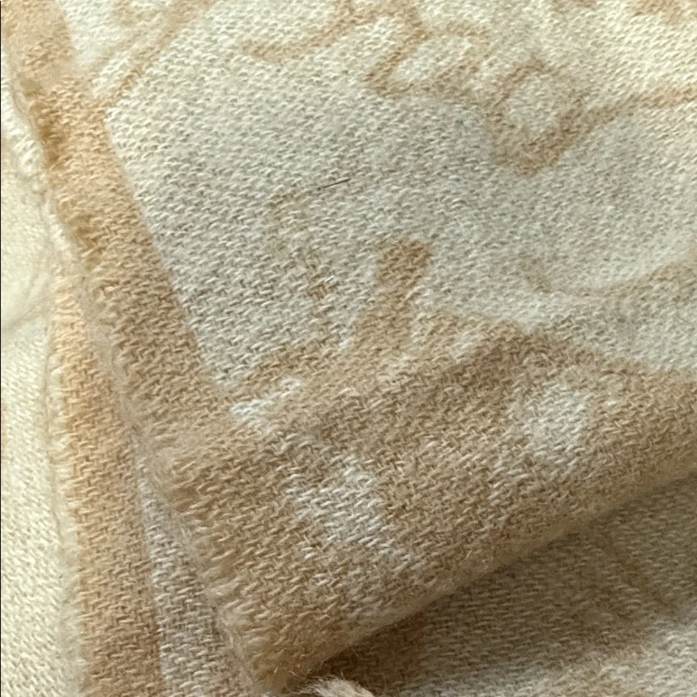 EUC Coach Cream and Tan Scarf cashmere wool blend